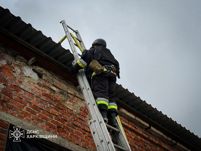 На Харківщині загорілися майстерні через атаку БпЛА